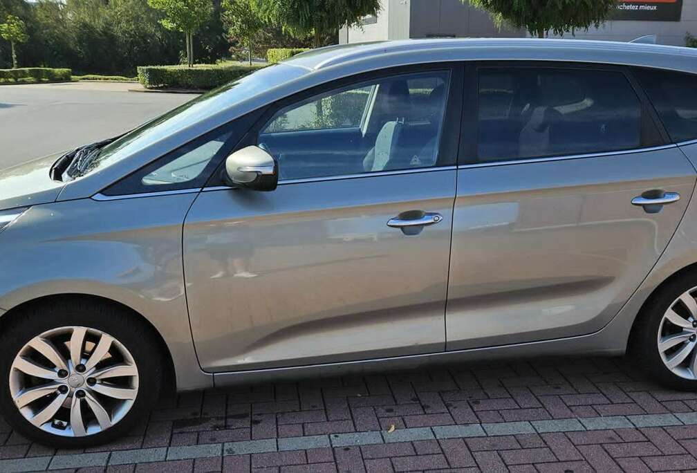 Kia Carens 1.7 CRDI World Edition ISG DCT