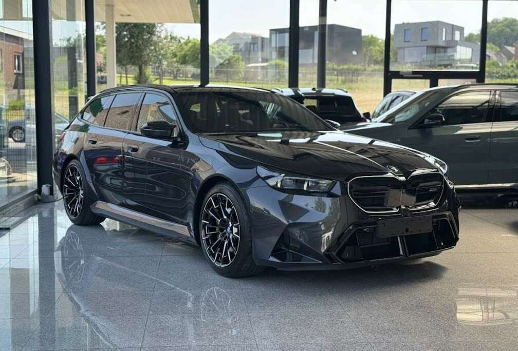 BMW Touring / CERAMIC BRAKES / TOWBAR / PANO / BOW&WILKINS / INDIVIDUAL LEATHER / ICONIC GLOW / FULL OPTION
