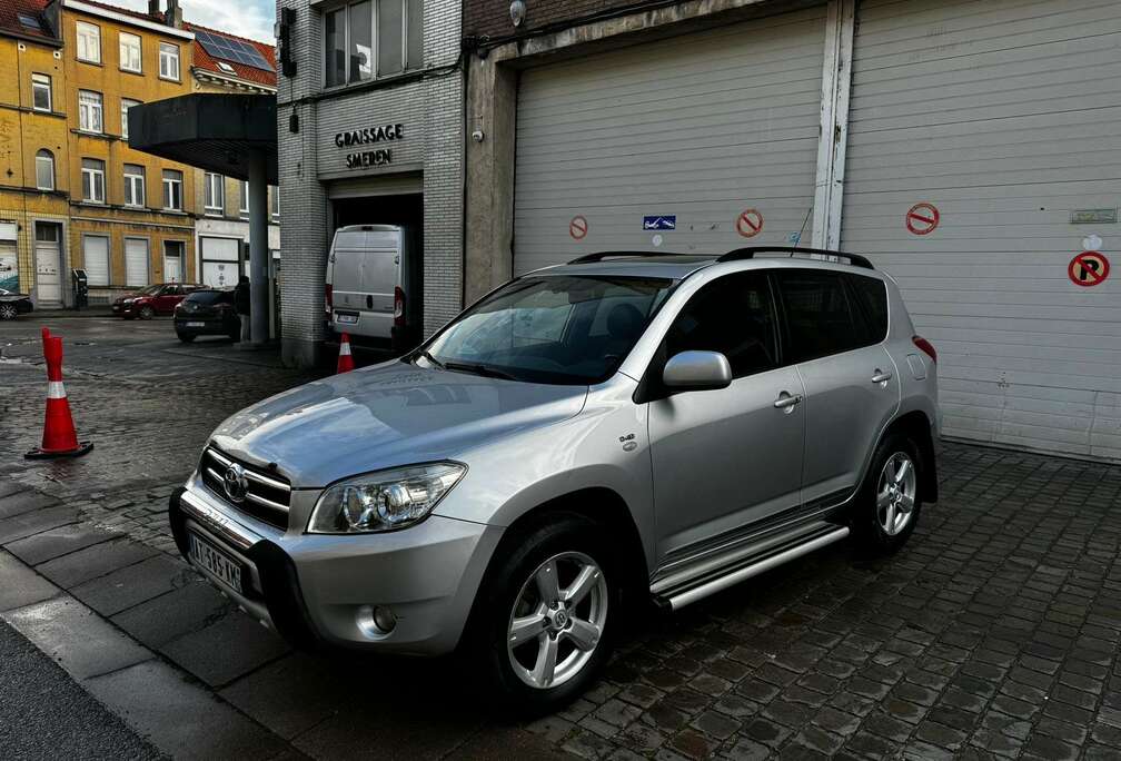 Toyota 2.2  D-4D VIP 4+4 CUIR GPS TOIT OUVRANT FUL OPTION