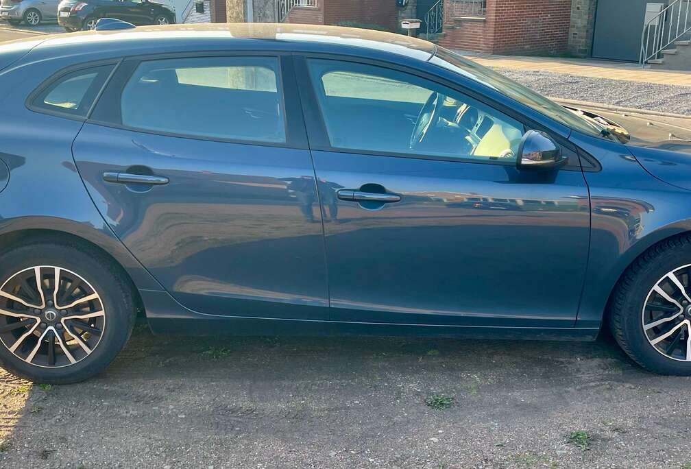 Volvo V40 2.0 T2 Black Edition GPF (EU6d-TEMP)