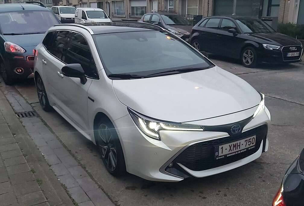 Toyota 2.0 Hybrid Premium e-CVT