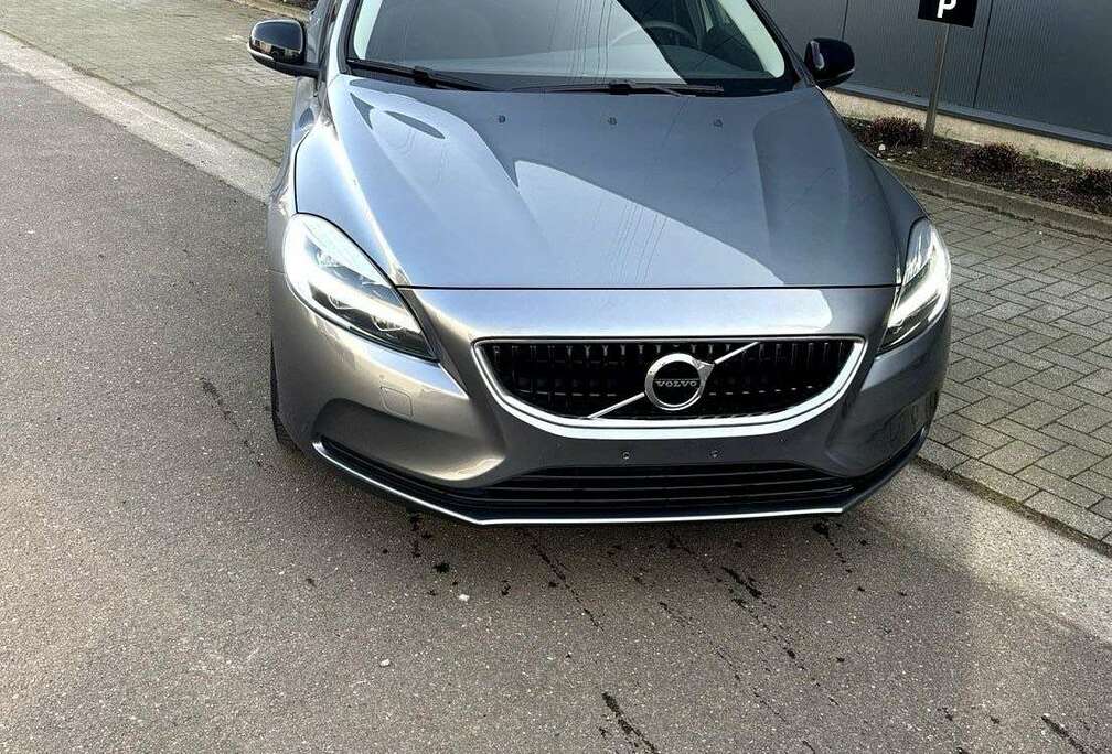 Volvo 2.0 T2 Black Edition GPF (EU6d-TEMP)