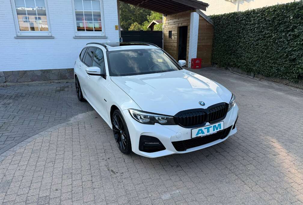 BMW Touring 320eAS PHEV M sport Pack/ Panoramisch dak/pdc V&A + camera/ led lights/ lane-side assist/Blacklook