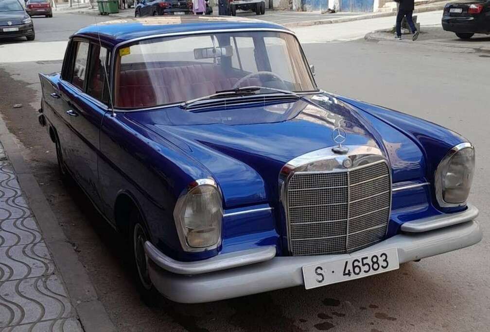Mercedes-Benz 220S