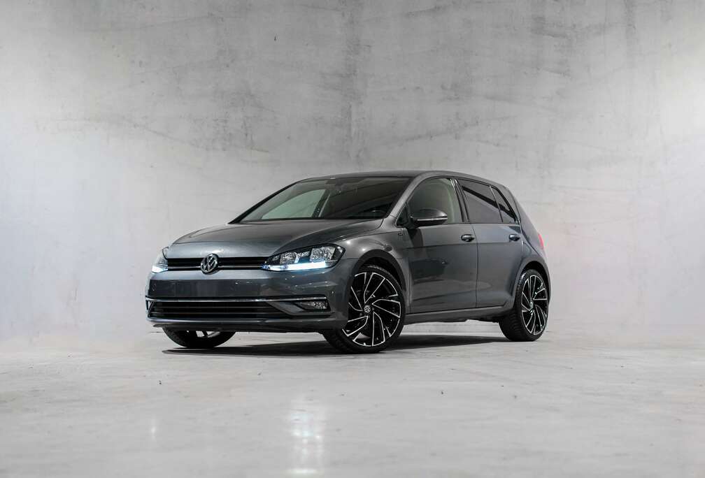 Volkswagen  19\' R-LINE  APPLE CARPLAY  BLACK PACK