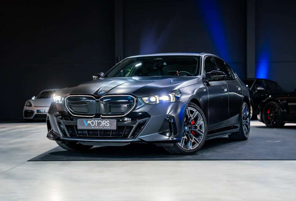 BMW M60 xDrive - Frozen Grey - 360 - HUD - Harman Kardon - Adaptief onderstel - Keyless