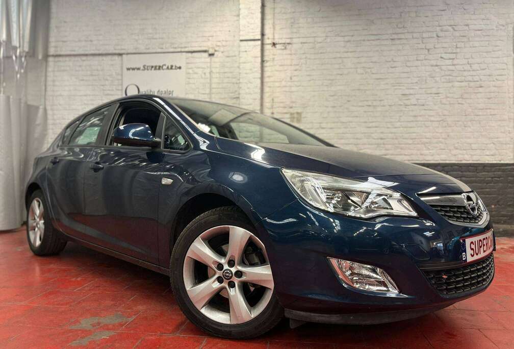 Opel Astra 1.4i Cosmo* A/C * Capt AR* 174€ x 42 mois*