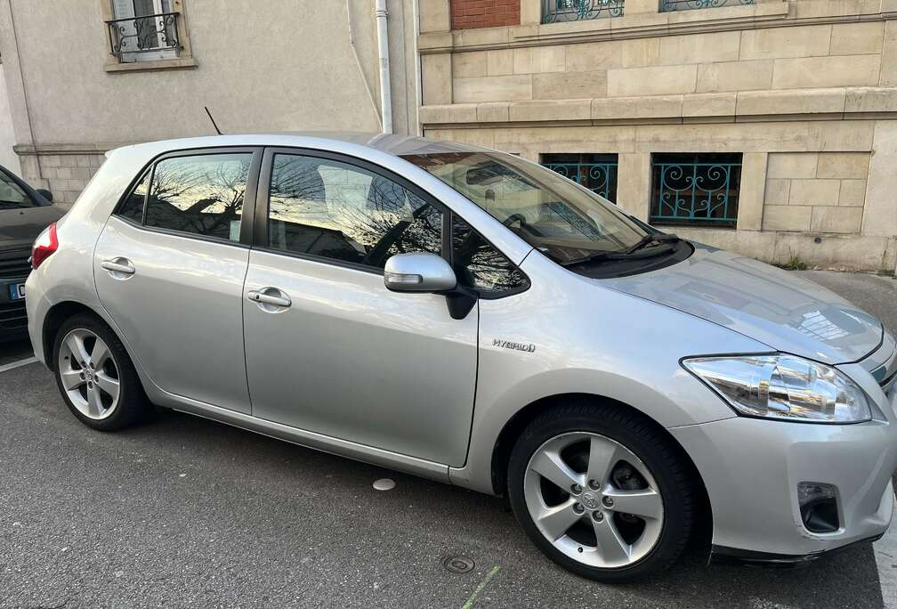 Toyota 1.8 Hybrid Life