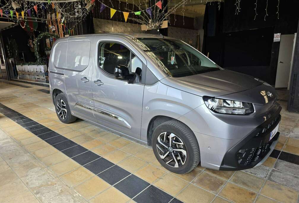 Toyota Panel Van SWB 1.5L Diesel 130hp AT Dynamic 1D LHD