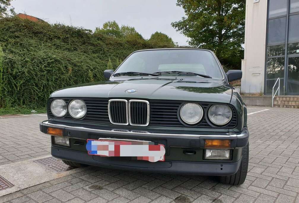 BMW E30 320i
