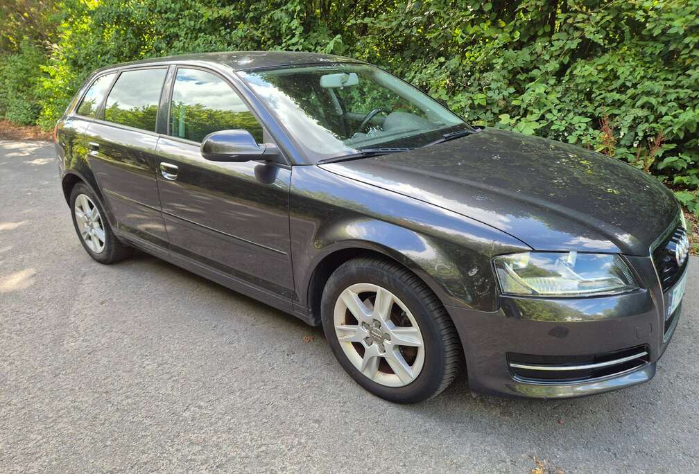Audi Sportback 20TDi Ambiente DPF - NIEUWSTAAT, 1° EIG, DISTRIBUTIE NIEUW, NAVI, BI-AIRCO, CV, ER, RADIO CD, 1JR GAR.