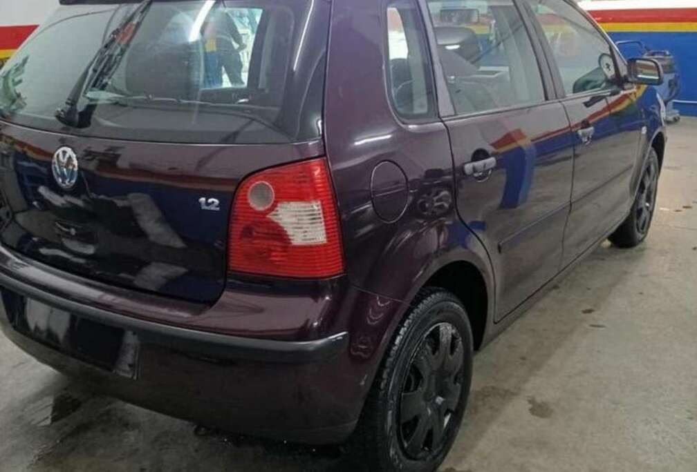 Volkswagen polo 1.2 avec papier rose