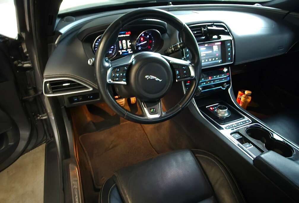 Jaguar XE 2.0 D AWD R-Sport