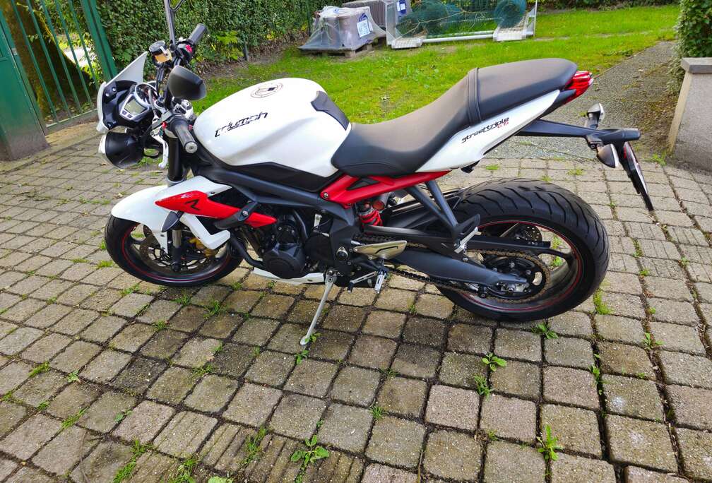 Triumph 675R