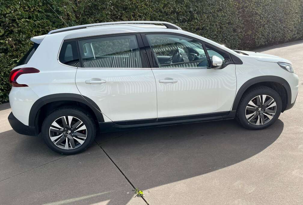 Peugeot 2008 1.2i PureTech Allure