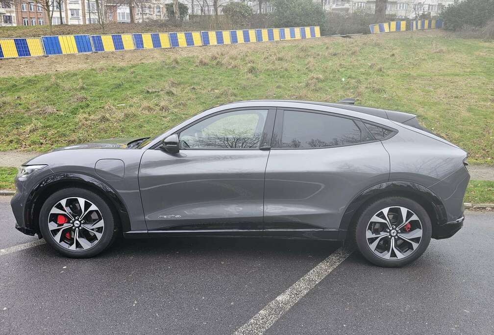 Ford 99 kWh AWD Extended Range First Edition