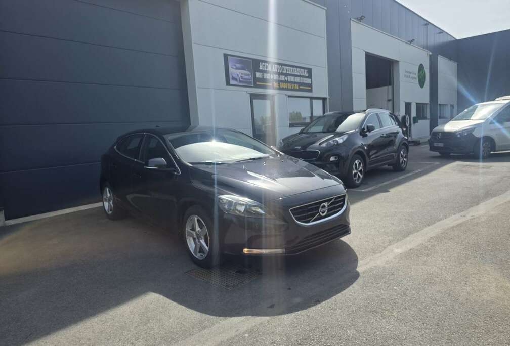 Volvo V40 1.6 D2 Momentum R-Design
