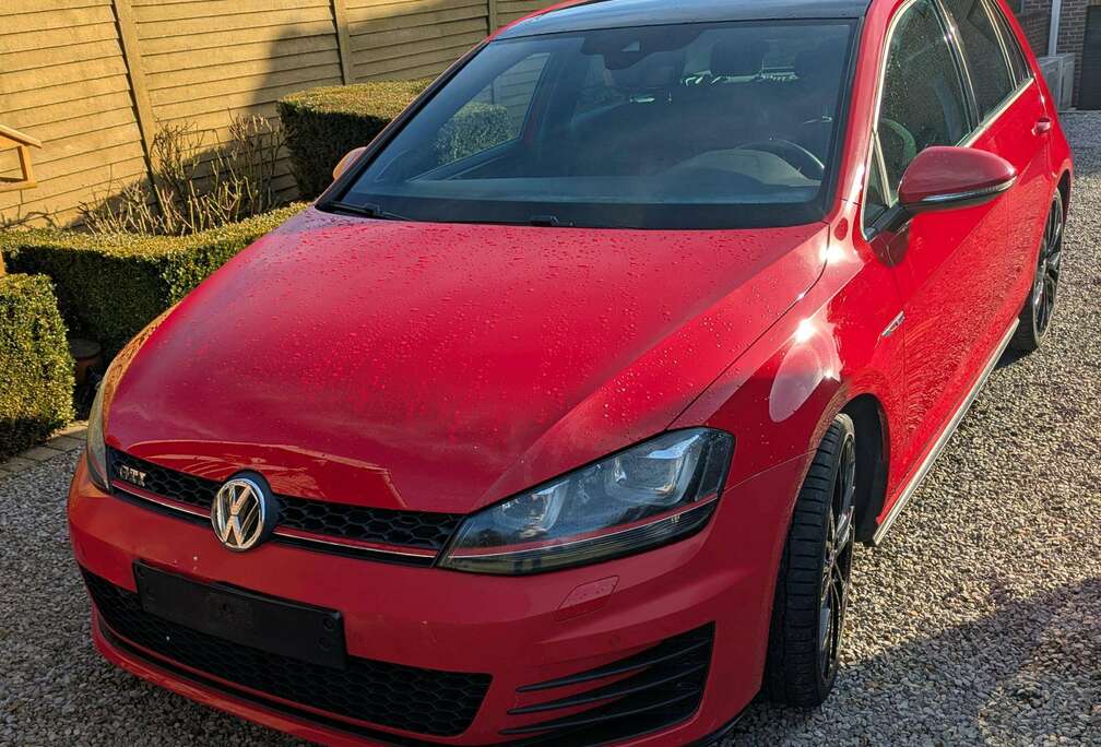 Volkswagen Golf 2.0 TSI DSG