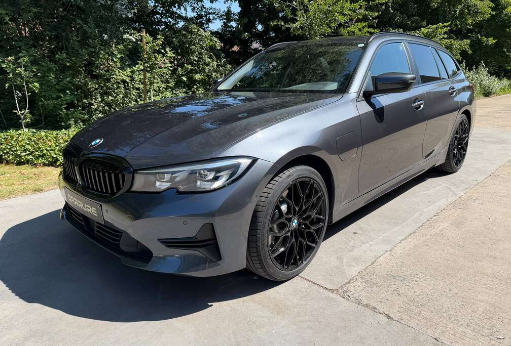 BMW TOURING 330ePANOHARMANKARDONLEDERACCTREKHAAKCARPLAY