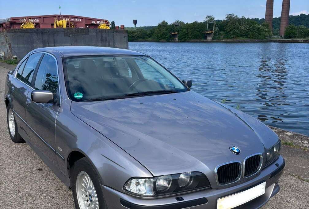 BMW 523i