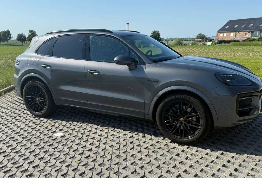 Porsche Cayenne E-Hybrid 3.0 Turbo V6 (346 kW)