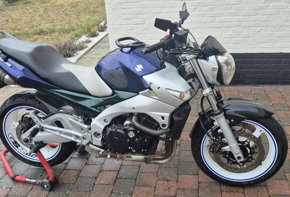 Suzuki A2 op papier. Staat op vol vermogen.
