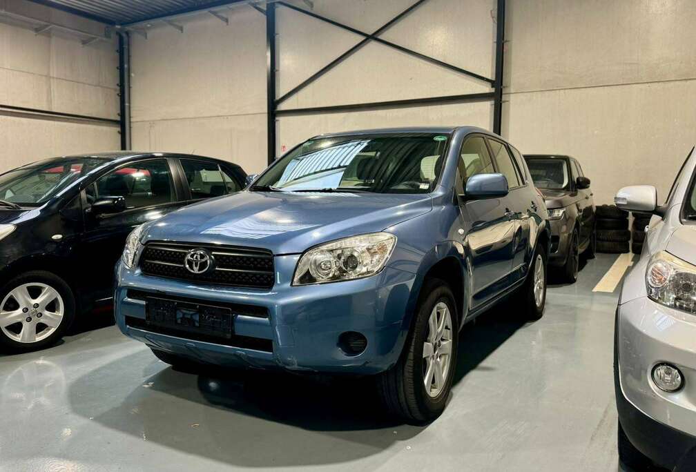 Toyota RAV4 2.0i VVT-i 4X4 | Historique | Airco | Attache remorque | 5 portes