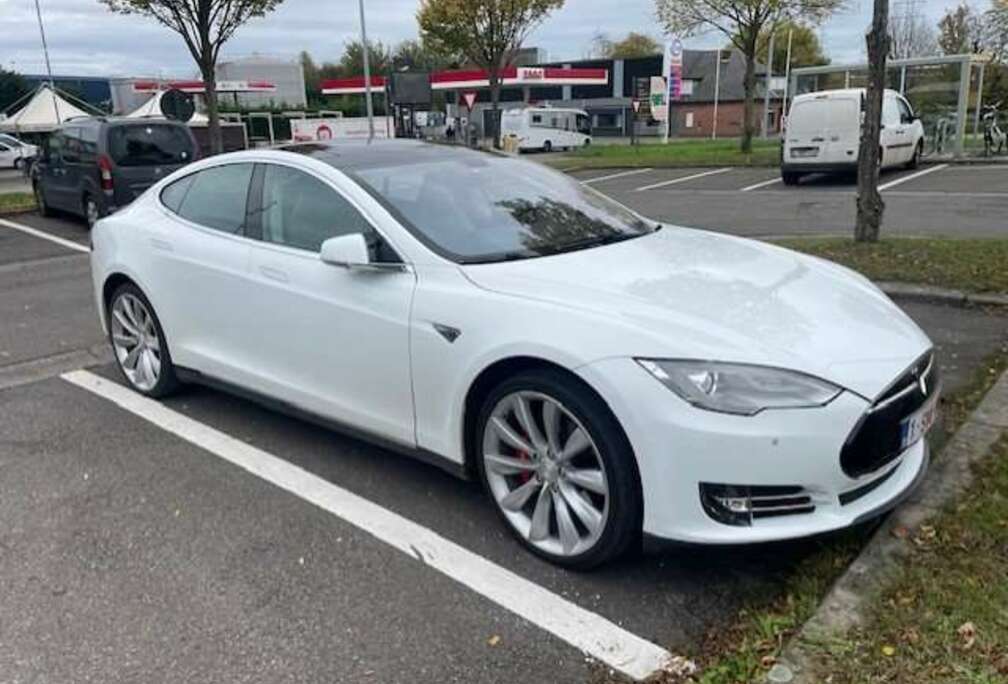 Tesla Model S 85 Free Supercharging