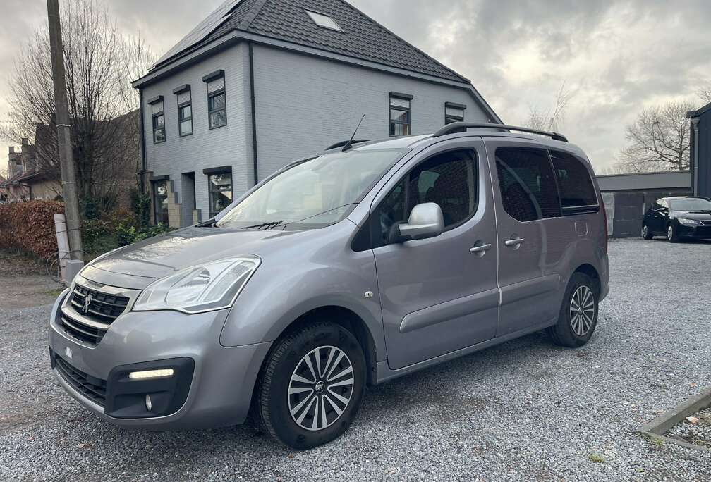 Peugeot Tepee Benzine,Airco,Gps,Sensoren,Motor probleem.