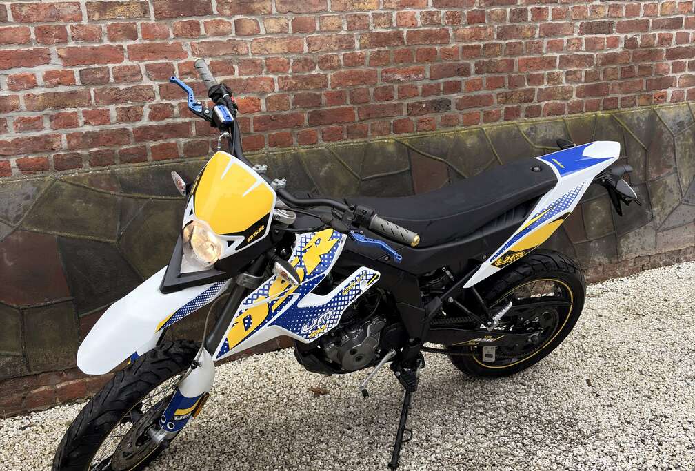 Zo goed als nieuwe UM DSR SM 125cc Supermoto | A1