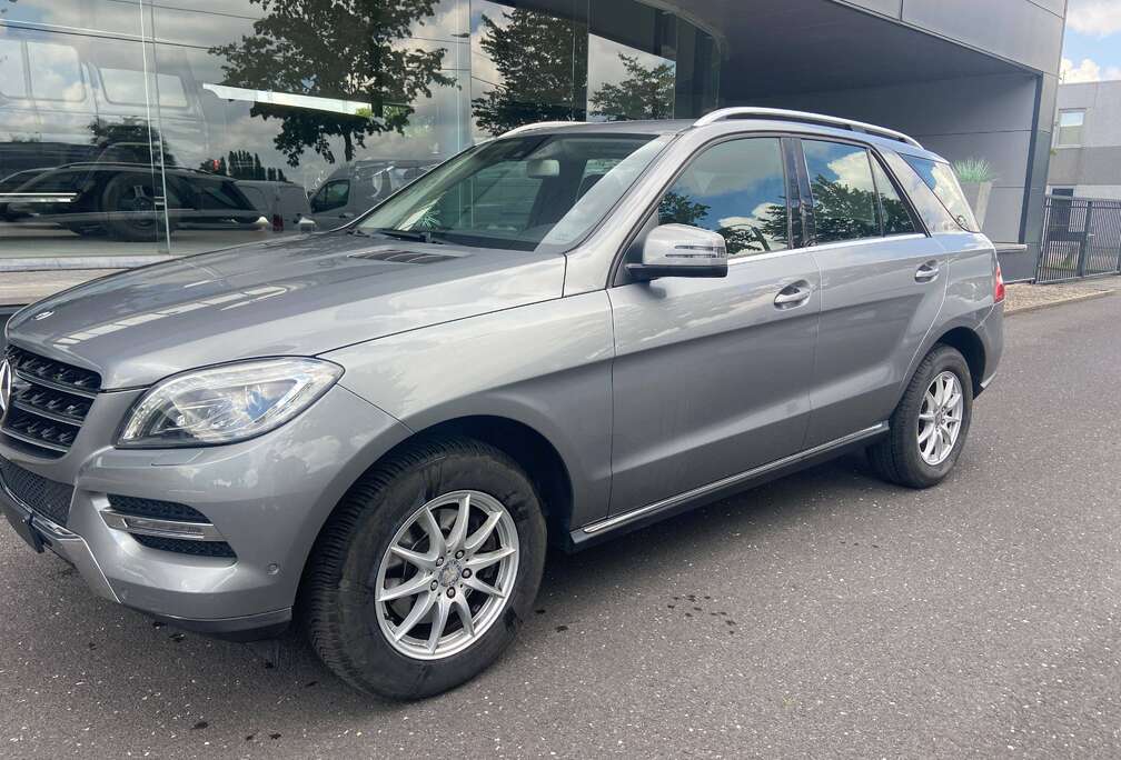 Mercedes-Benz ML 250 BlueTEC AMG INTERIEUR - TREKHAAK - verwarmde zetels inklapbare spiegels electrische kofferklep VERZORGDE WAGEN