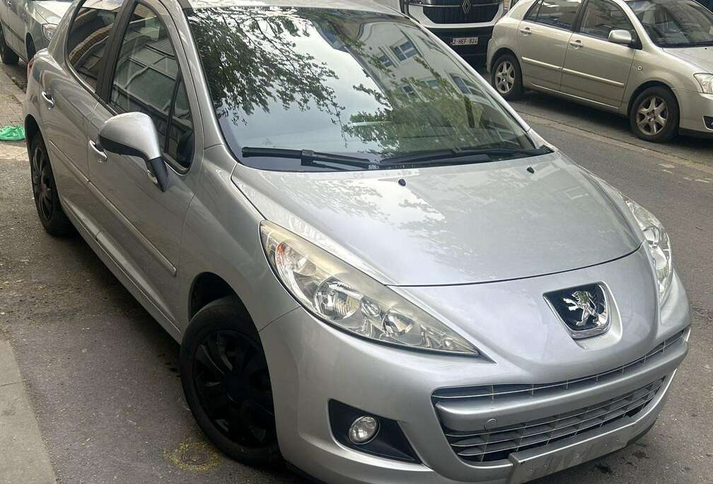 Peugeot 207 1.6i Allure automatic. gps.