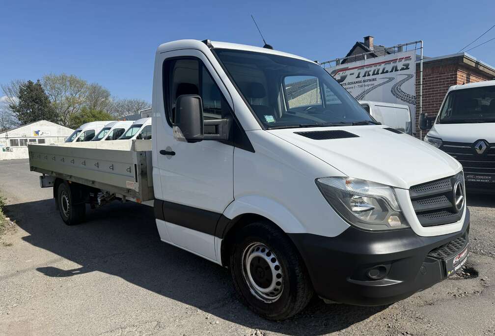 Mercedes-Benz Pick-up extra long show room