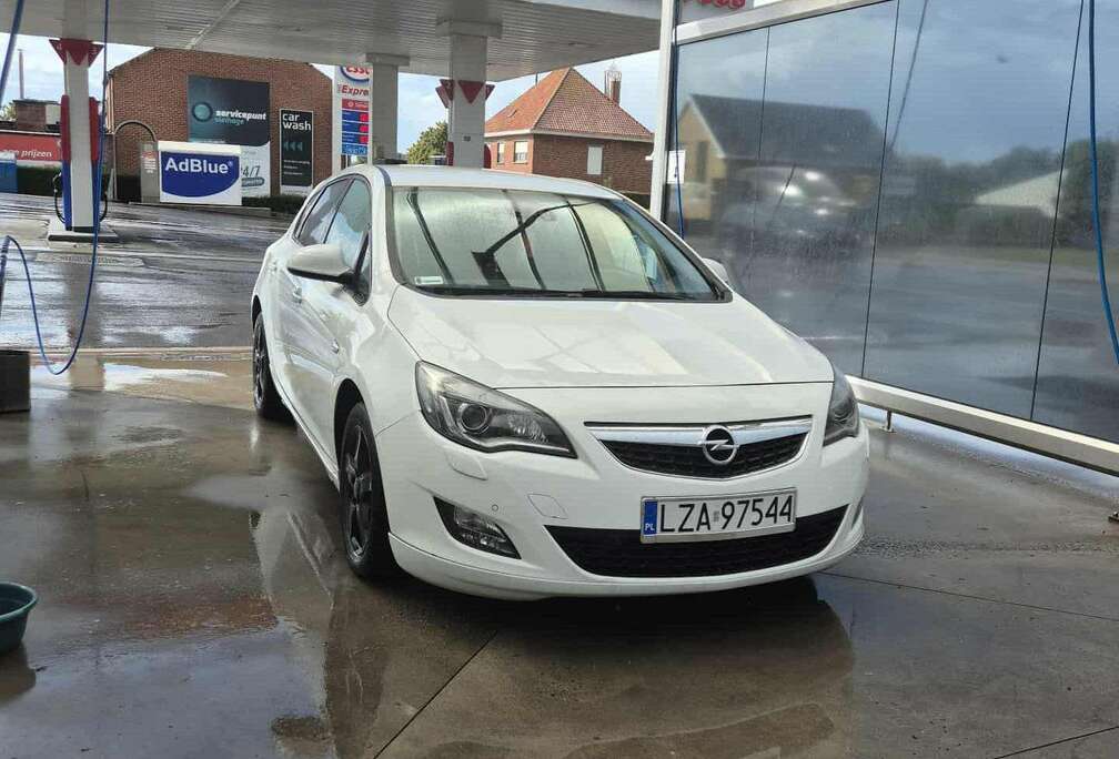 Opel Astra 1.6 Turbo Cosmo