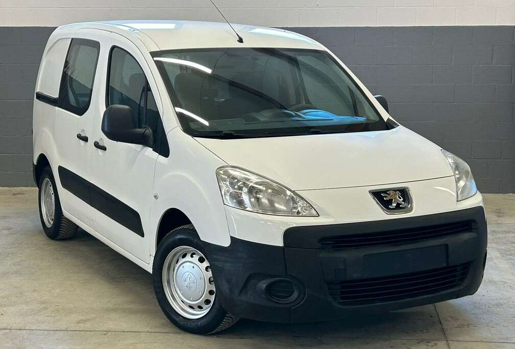 Peugeot 1.6 HDi 3 places,porte latérale,clim,att remorque