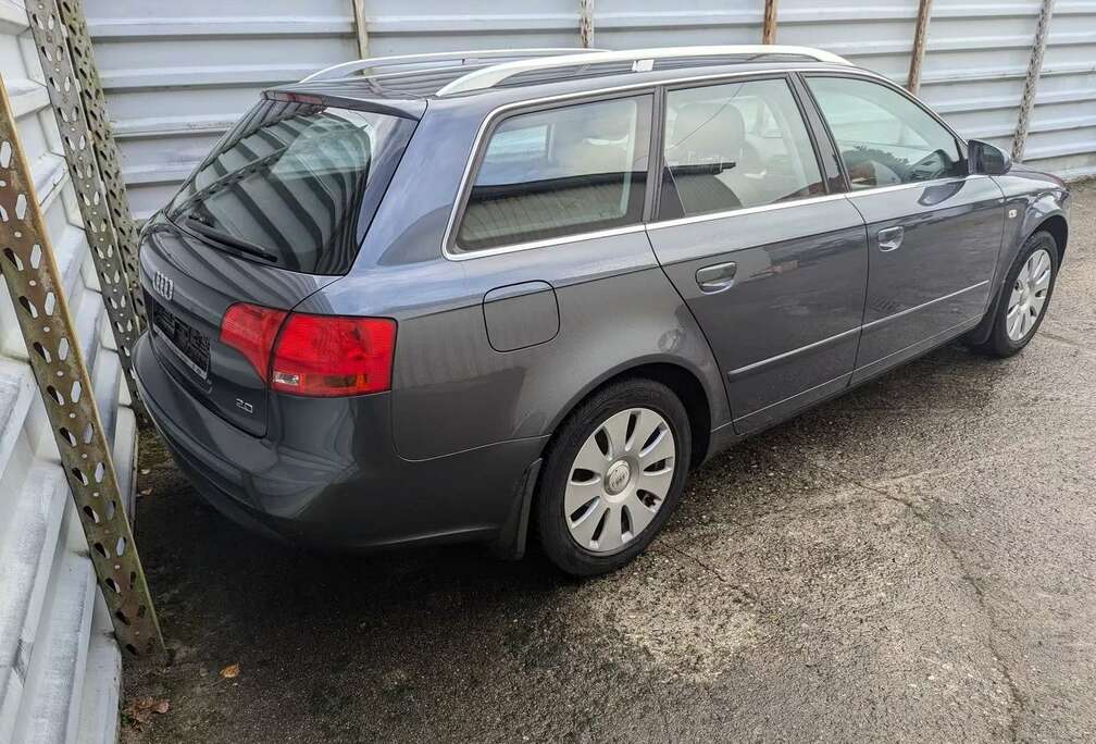 Audi A4 Avant 2.0i 20v S line