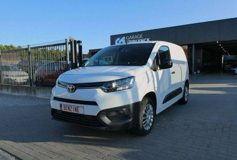 Toyota 1.2 i benzine 110pk 3pl Business Luxe BTW Camera \'24 27000km (68690)