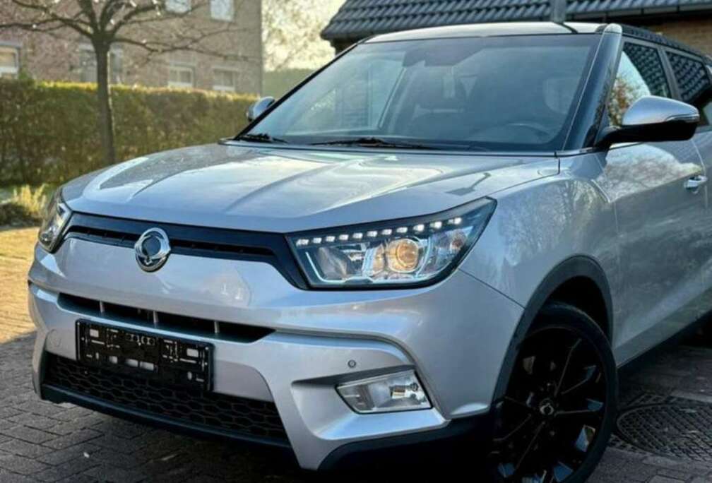 SsangYong e-XGi 160 2WD Black+White