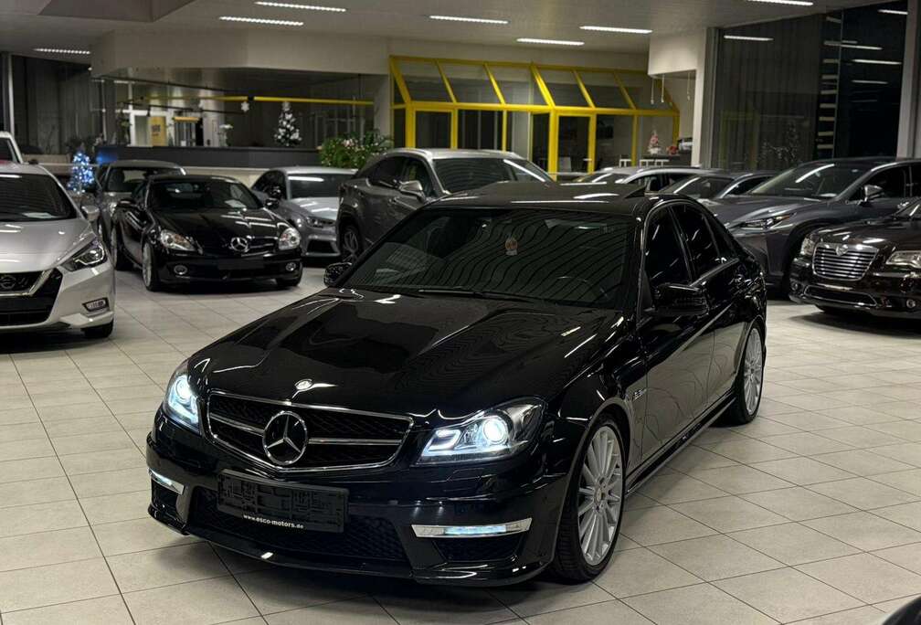 Mercedes-Benz 6.3 Atmosfer V8 336kW W204 Limousine Année 2012