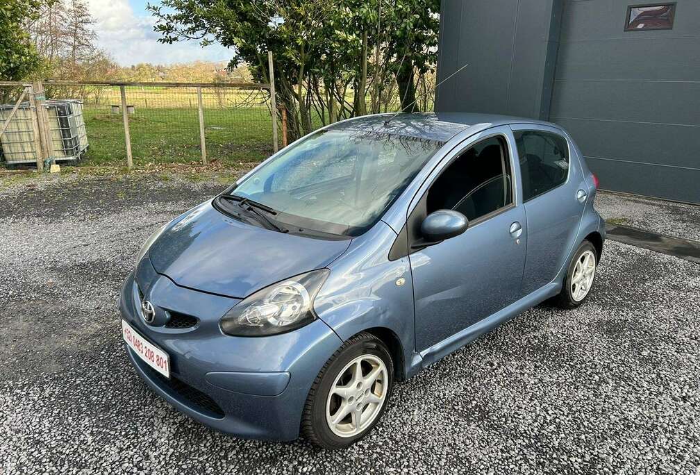 Toyota 1.0 TEAM essence AIRCO 5 portes