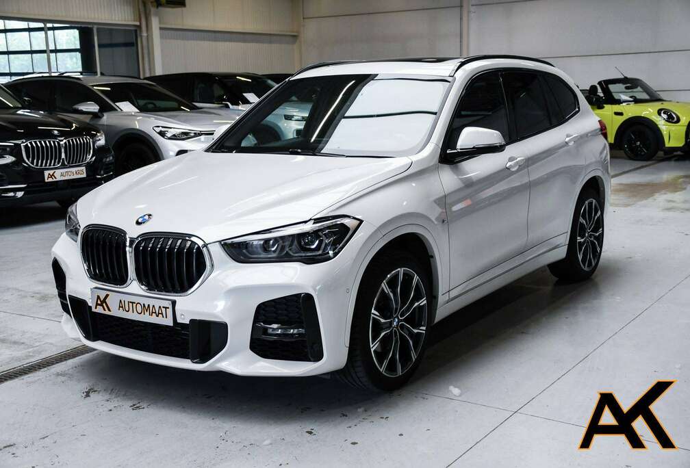 BMW X1 1.5iA sDrive18 M-Pack Automaat - LEDER / NAVI / PANO / BLIS