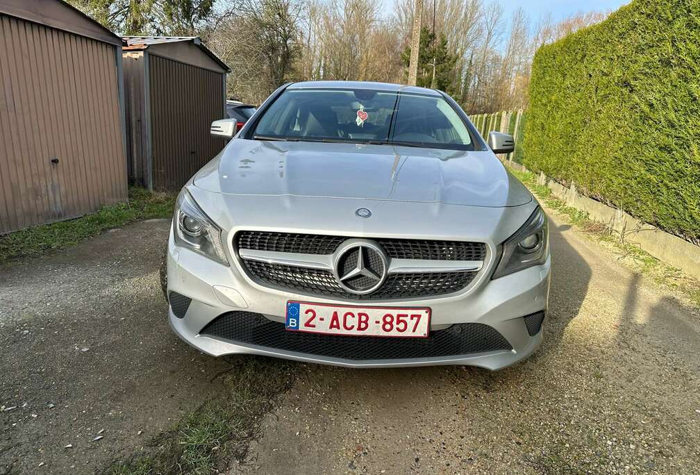 Mercedes-Benz CLA 180 essence Automatique 1.6