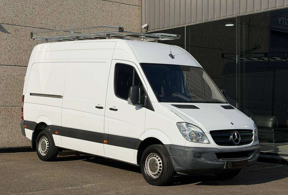 Mercedes-Benz single cabin* TOUCHSCREEN*BLUETOOTH*CAMERA