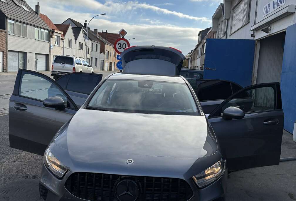 Mercedes-Benz mogelijk met standaard velgen en originele gril