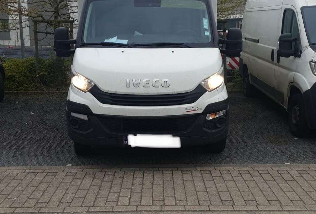 Iveco IVECO DAILY 2.2 DIESEL 20M3 AVEC HAYON ELEVATEUR