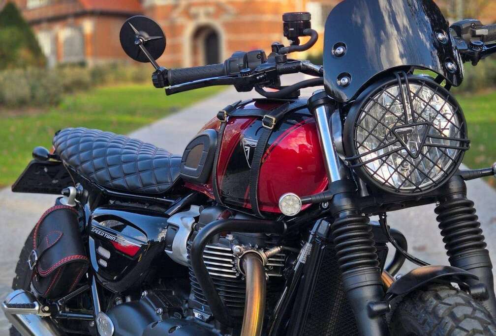 Triumph 900