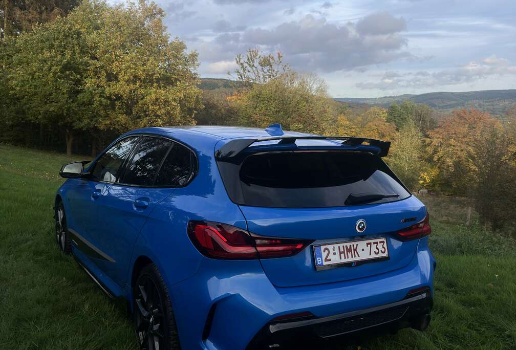 BMW BMW M135i xDrive  Misano Blue  Volledige Akrapov