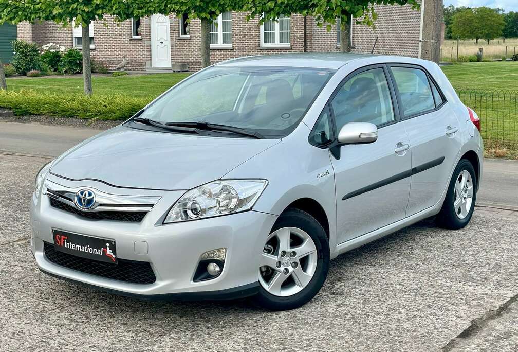 Toyota 1.8 Hybrid Life