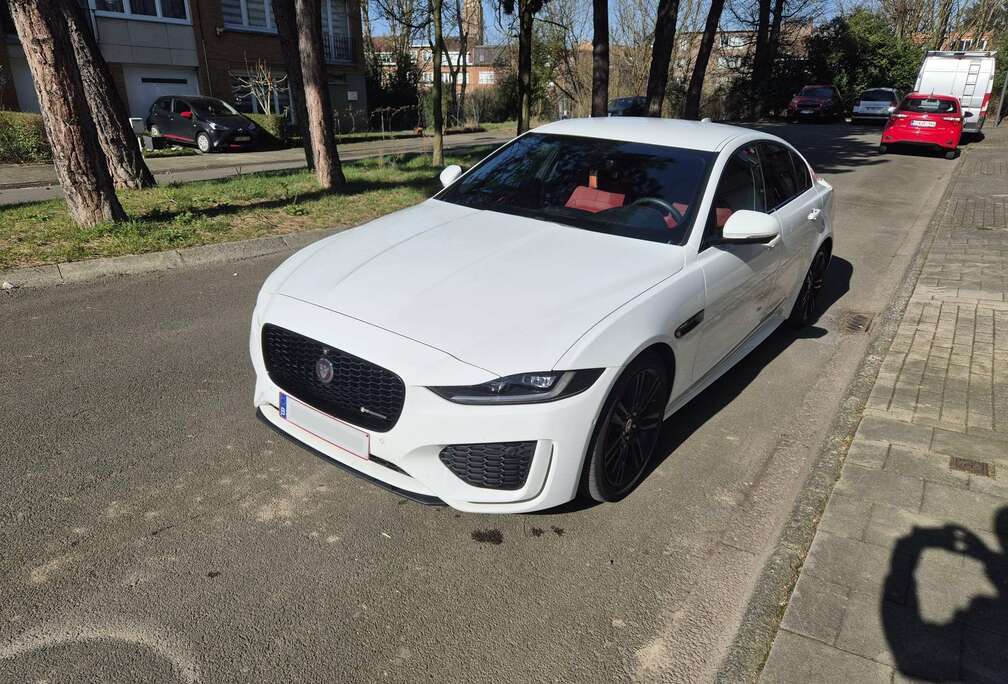 Jaguar XE 2.0 D MHEV D200 R-Dynamic Black