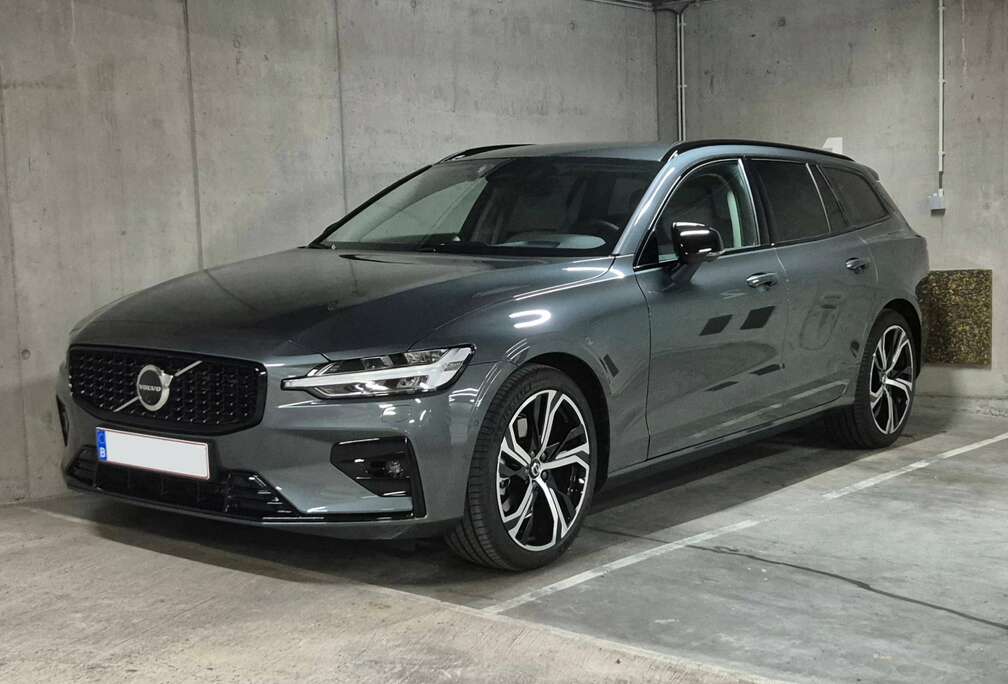 Volvo Plus B4 mild hybrid, warranty, B&W soundsystem, heated/ventilated seats, tow bar, many other options (new price €60.000+)